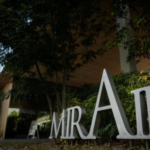 広い駐車場と入り口に大きな屋根があります。|776393さんのMIRAIE Wedding(ミライエウエディング)の写真(2564719)