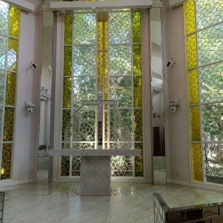 チャペルの内面。木漏れ日の中で指輪の交換。