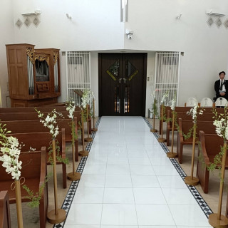 白を基調としたチャペル。まさに挙式のイメージさながらな会場