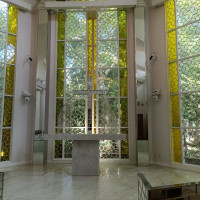 チャペルの内面。木漏れ日の中で指輪の交換。