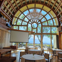 窓が大きく、雄大な桜島と錦江湾が眼下に見える。