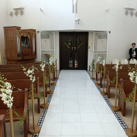 白を基調としたチャペル。まさに挙式のイメージさながらな会場