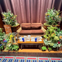 たくさんのお花やグリーンで囲まれたソファ