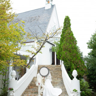 挙式からガーデンへ下りる階段です