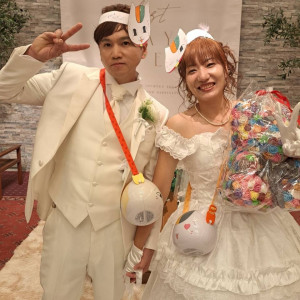 どうしてもしたい演出でフェザーシャワーの時にこの姿で再入場！|776442さんの小さな結婚式　ニューウェルシティ宮崎チャペルの写真(2565196)