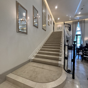 お色直しや入場で使用できる階段です|776490さんの山手迎賓館/テイクアンドギヴ・ニーズウェディングの写真(2565546)