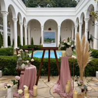 入口すぐでプールが見える。