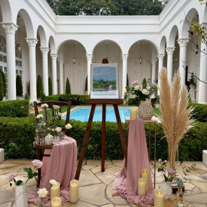 入口すぐでプールが見える。|776494さんのヒルサイドクラブ迎賓館(八王子)/テイクアンドギヴ・ニーズウェディングの写真(2565637)