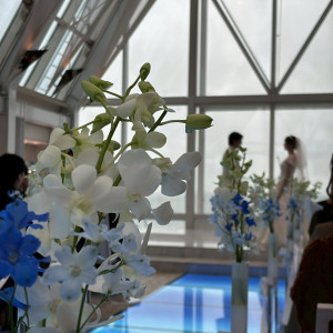 ゲスト目線での式場の様子
(デフォルトでついているお花も素)|776502さんのシェラトン・グランデ・トーキョーベイ・ホテルの写真(2565560)