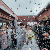 挙式後のコンフェッティシャワー