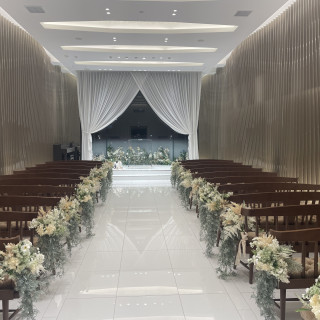 訪れたのが夜なので暗いですが昼間はとても明るいチャペルです