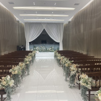 訪れたのが夜なので暗いですが昼間はとても明るいチャペルです