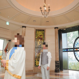 教会入り口前。