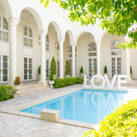 ガーデンにはプールがあり、写真映え間違いなし!!