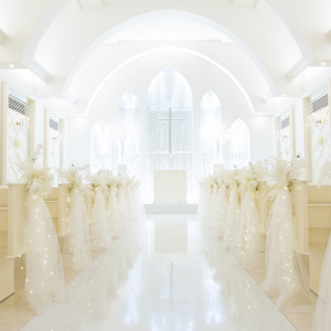 白を基調とした異空間のようなチャペル|776515さんのアーヴェリール迎賓館(姫路)/テイクアンドギヴ・ニーズウェディングの写真(2565630)