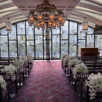 自然光が天気に左右されずに入ってくるチャペル