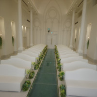 バージンロード下はガラス張りで水が流れている。