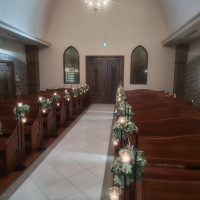 欧風チャペルはロウソクが灯されており綺麗。