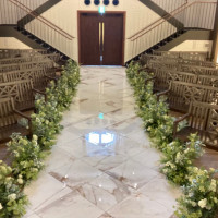 階段から降りて登場できる。