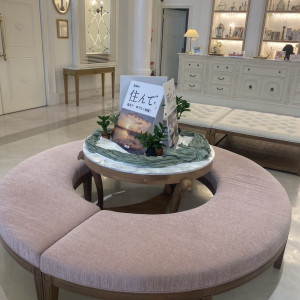 円形ソファの真ん中にも装飾できました|776549さんのアーククラブ迎賓館（郡山）/テイクアンドギヴ・ニーズウェディングの写真(2565982)