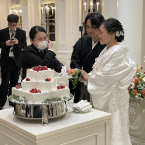 ウェディングケーキ、生花も追加しています|776549さんのアーククラブ迎賓館（郡山）/テイクアンドギヴ・ニーズウェディングの写真(2565977)