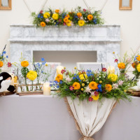 メインテーブルの装花です。
右側がブーケになっています。