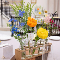 披露宴会場ゲストテーブルの装花です。