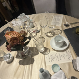 名前の刺繍付きハンカチと、ウェルカムドリンク