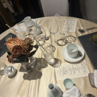 名前の刺繍付きハンカチと、ウェルカムドリンク