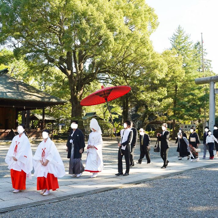 巫女さんに先導されて、鳥居をくぐって入場しました。