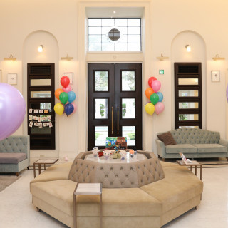 バルーン飾りあり(雨天のためガーデンセレモニー用を飾る)