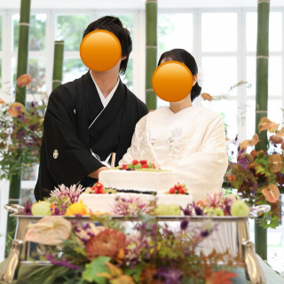 ケーキ入刀　和風な飾りにしていただいたウェディングケーキ