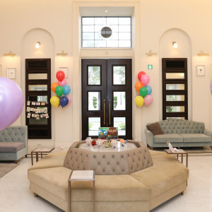 バルーン飾りあり(雨天のためガーデンセレモニー用を飾る)|776623さんのアクアガーデン迎賓館（沼津）/テイクアンドギヴ・ニーズウェディングの写真(2566432)