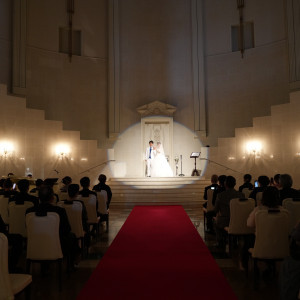 レッドカーペットと高い天井が素敵な挙式会場でした！|776628さんのベルクラシック帯広の写真(2566442)