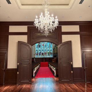 式場会場の扉前もシャンデリアがあり華やかでした