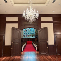 式場会場の扉前もシャンデリアがあり華やかでした