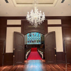 式場会場の扉前もシャンデリアがあり華やかでした|776633さんの神戸セントモルガン教会の写真(2566474)