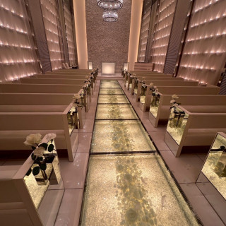 ヴァージンロード
クリスタルと白い薔薇が美しい