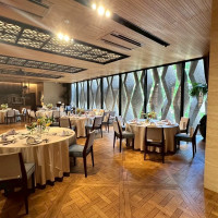 自然光が入る2階披露宴会場