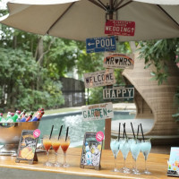 カクテル・ノンアルコールを提供中