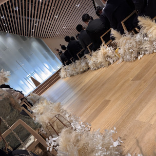 バージンロードに装花があり華やかでした。