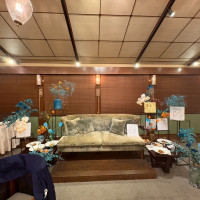 披露宴会場は照明がとても素敵で装花はシンプルにしました。