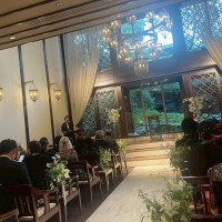 正面には滝と緑があり、雨が降っても映えそうだと思いました。