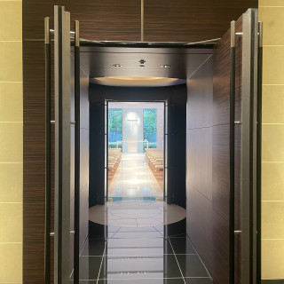 手前に控え室のある造りのチャペル