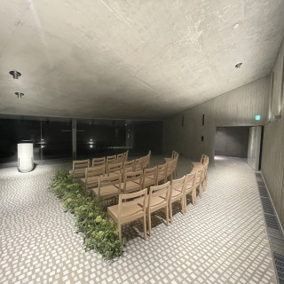 水盤を正面にして右側が入場口