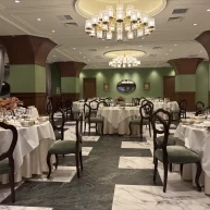 ピスタチオグリーンの披露宴会場