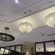 ステンドグラスとお花のような電気