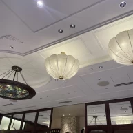 ステンドグラスとお花のような電気