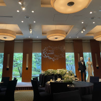 カーテンを上げると緑が見える披露絵会場、壁に文字も映せる