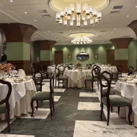 ピスタチオグリーンの披露宴会場